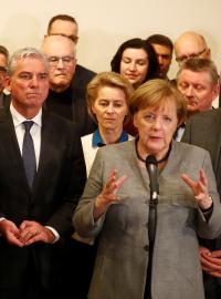 Německá kancléřka Angela Merkelová přemlouvá před médii poté, co jednání o nové koalici selhala