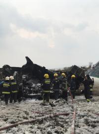 Záchranáři u vraku havarovaného letadla (12. března 2018).