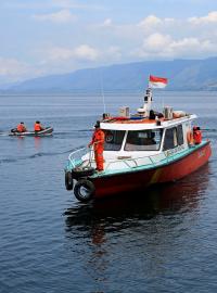 Záchranáři pátrají po vraku plavidla, které se potopilo v indonéském jezeře Toba
