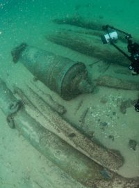 Děla a zbytky portugalské lodě, kterou našli archeologové nedaleko Lisabonu.