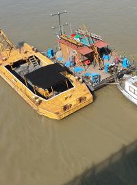 Vyprošťovací práce na Dunaji u Markétina mostu v Budapešti. Potápěči se snaží dostat k vraku lodi, která se potopila na konci května po srážce s jinou, větší lodí.