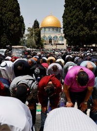 Palestinští muslimové u mešity Al-Aksá na Chrámové hoře při modlitbě během ramadánu
