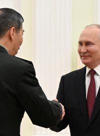 Čínský ministr obrany Lu Šang-Fu při setání s ruským prezidentem Vladimirem Putinem