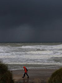 Bouře na britských ostrovech v Lamanšském průlivu bude podle očekávání nejhorší za posledních 36 let