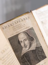 V letošním roce uplynulo 400 let od vydání sbírky divadelních her známé jako První folio od britského dramatika Williama Shakespeara