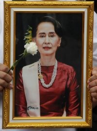 Protestující drží portrét Su Ťij na shromáždění 1. února 2024 u příležitosti třetího výročí převratu v Barmě před budovou OSN v Bangkoku