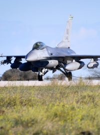 Dánsko, Nizozemsko, Belgie či Norsko slíbily letos dodat Ukrajině přes čtyři desítky letounů F-16