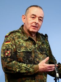 Generální inspektor Bundeswehru Carsten Breuer hovoří v den, kdy německý ministr obrany Boris Pistorius (není na snímku) oznamuje rozhodnutí o nové generální struktuře ozbrojených sil, Berlín, Německo 4. dubna 2024
