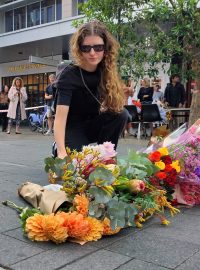 Žena pokládá květiny po sobotním útoku v Sydney