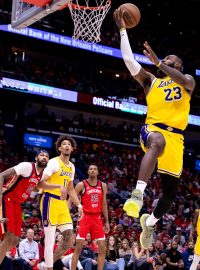 Basketbalisté Los Angeles Lakers vybojovali postup do play off NBA, když v předkole zvítězili na palubovce New Orleans 110:106