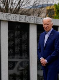 Joe Biden při návštěvě válečného památníku v Pensylvánii