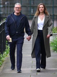 Předseda Labouristické strany Keir Starmer s manželkou míří v Londýně k volbám