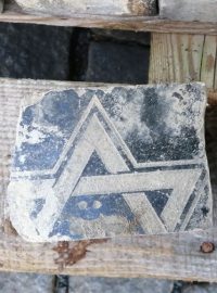 Některé z dlažebních kostek, které Židovská obec dostane zpět