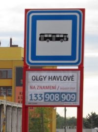 Pražský dopravní podnik v pondělí pojmenoval jednu ze zastávek autobusu po Olze Havlové