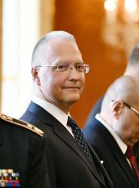 Šéfa Bezpečnostní informační služby bývalý prezident Miloš Zeman sedmkrát odmítl jmenovat generálem