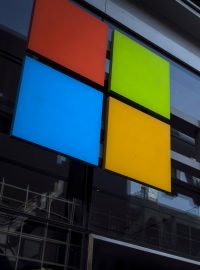 Logo společnosti Microsoft na budově v New Yorku.