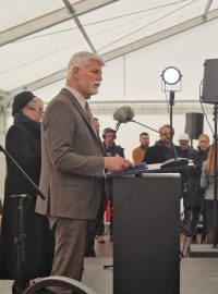 Prezident Petr Pavel na slavnostním otevření Památníku holokaustu Romů a Sintů v Čechách v Letech