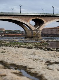 Pohled na vysychající řeku Garonne ve francouzském Toulouse