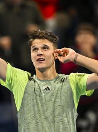 Český tenista Jakub Menšík oslavuje postup do semifinále