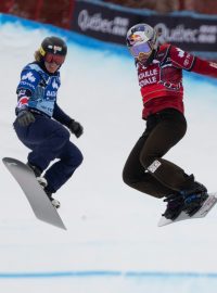 Snowboardcrossařky Eva Adamczyková a Britka Charlotte Bankesová
