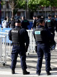 Na pondělní hrozbu reagovaly úřady ve Francii, Velké Británii i Španělsku posílením bezpečnosti v okolí stadionů