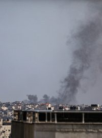 Pohled na stoupající kouř z města Gazy v důsledku izraelských útoků