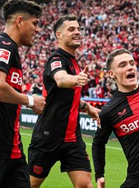 Piero Hincapié, Granit Xhaka a Florian Wirtz slaví gól do sítě Werderu Brémy