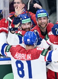 Hokejisté národního týmu se radují z gólu