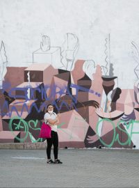 Nedodělaný mural, který se stal vítězem soutěže, na Vltavské je již posprejován tagy.