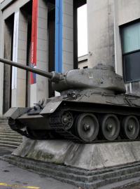 Sovětský tank T-34 před Vojenským historickým ústavem v Praze