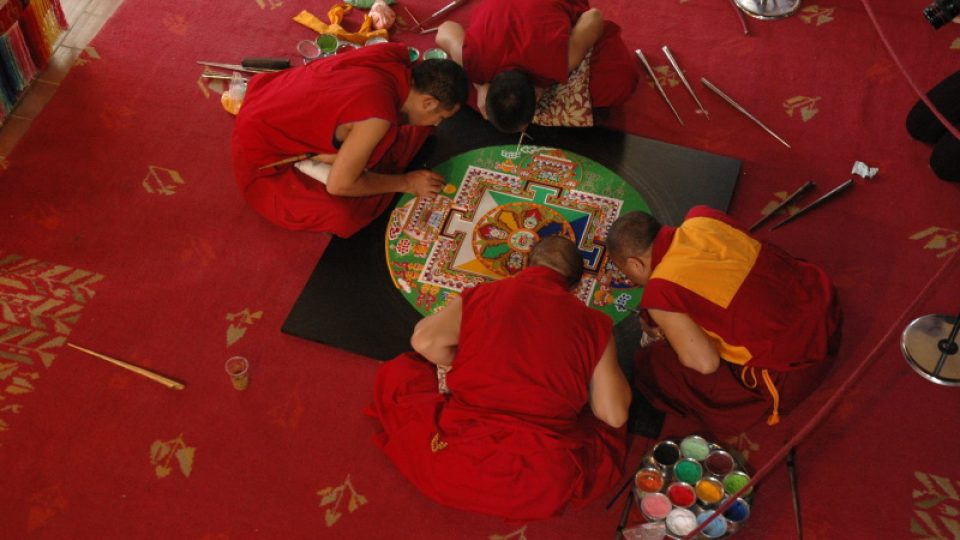 Mniši z kláštera Tašilhunpo vytvářejí mandalu