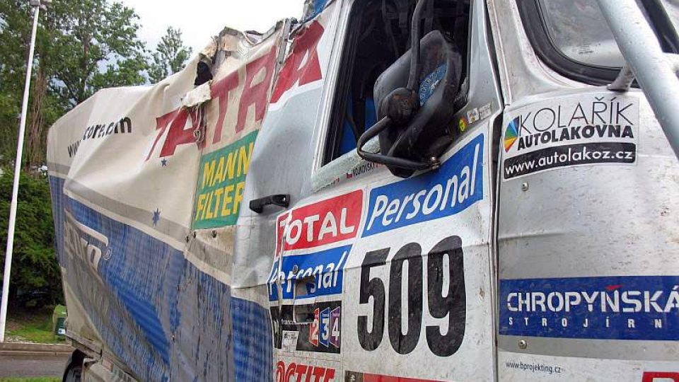 Poškozená Tomečkova Tatra po nehodě