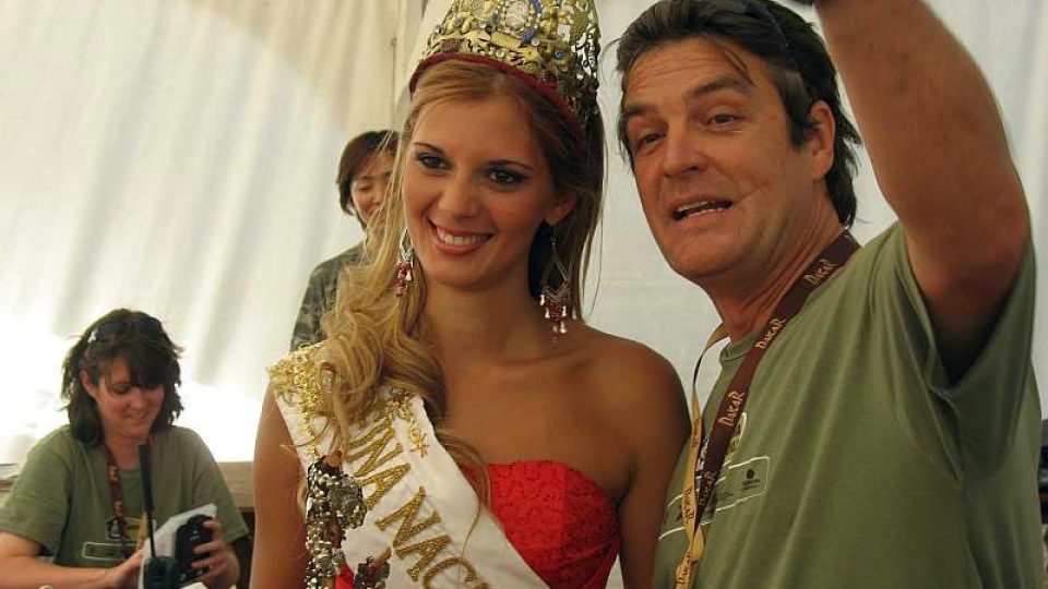 Argentinská miss při exkurzi v dakarském bivaku