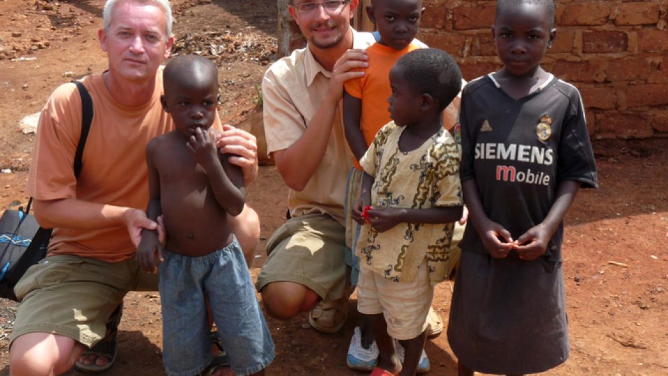 Jiří Preis a František Krampota s dětmi v Ugandě