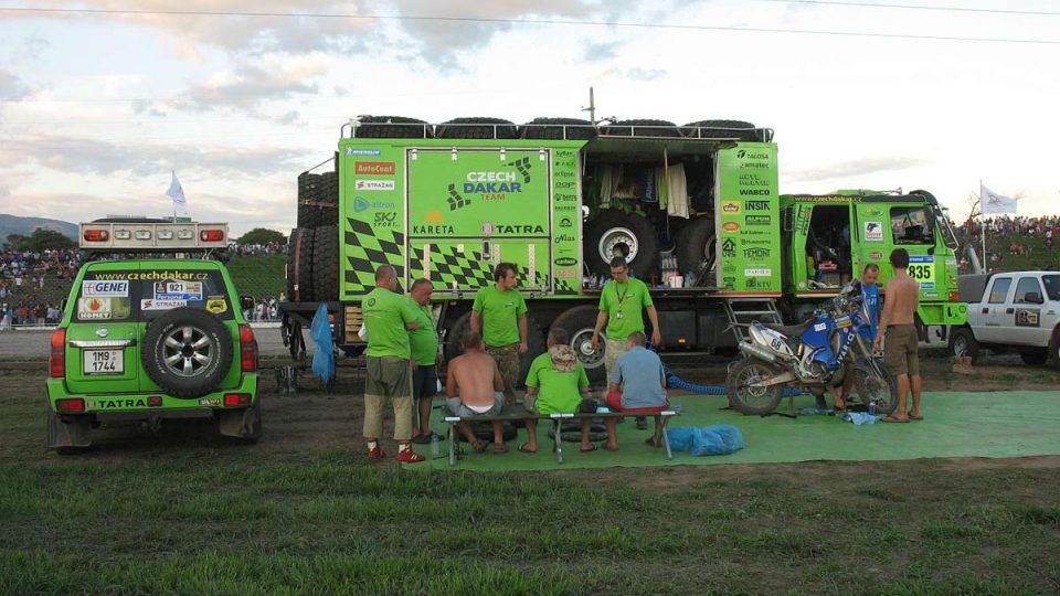 Zástupci Czech Dakar týmu řeší nehodu Martina Kolomého