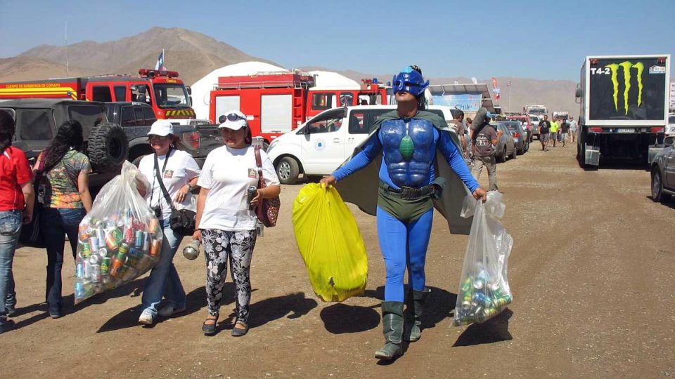 Ekologický superman propaguje v konvoji recyklaci odpadků