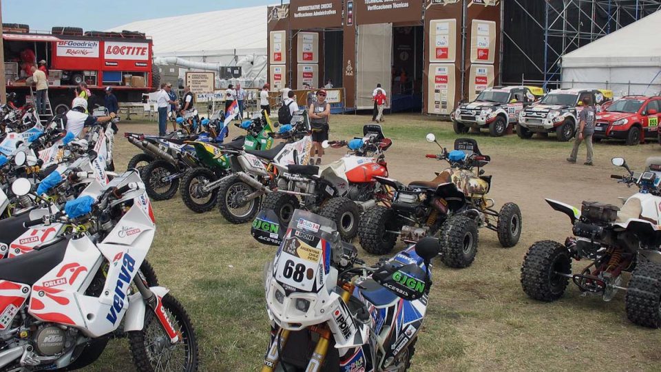 Odstavené motorky před stanem pro technické přejímky | foto: Jan Říha Odstavené motorky před stanem pro technické přejímky