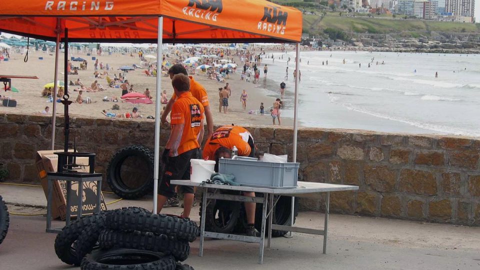 Přípravy na Dakar v sousedství pláže | foto: Jan Říha, Český rozhlas Přípravy na Dakar v sousedství pláže