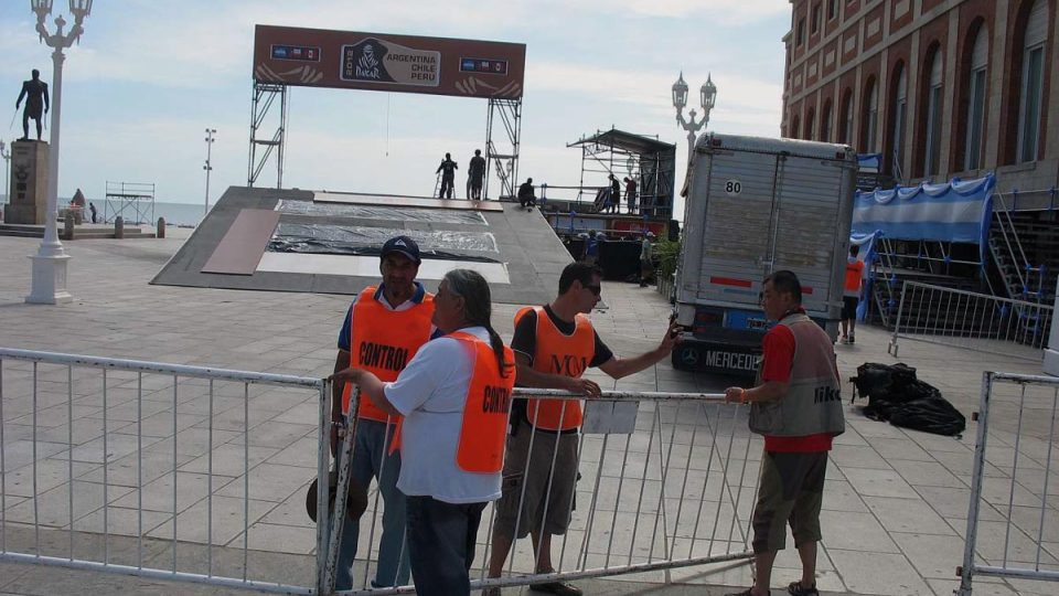 Přípravy podia pro závodní stroje na silvestrovský ceremoniál | foto: Jan Říha, Český rozhlas Přípravy podia pro závodní stroje na silvestrovský ceremoniál