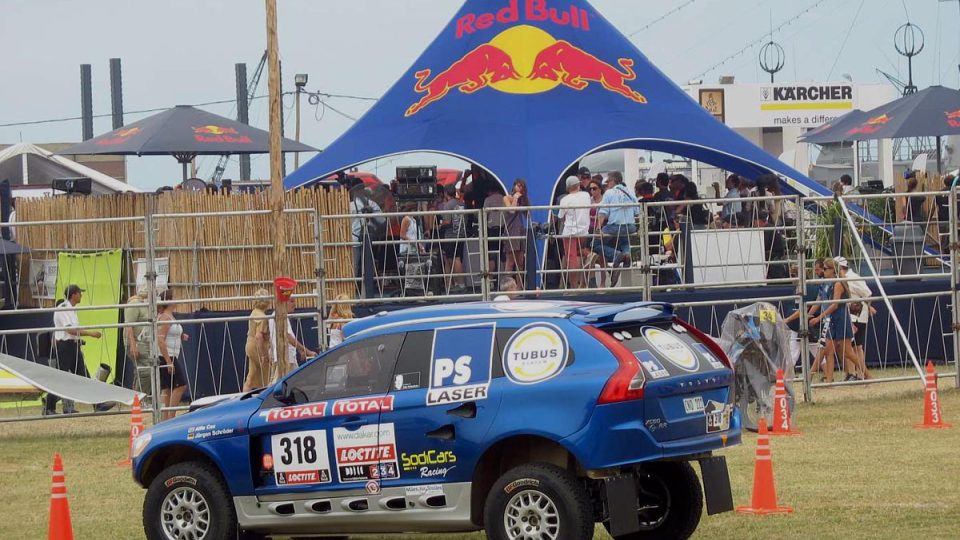 Alfie Cox pojede Dakar se závodním speciálem převlečeným za Volvo