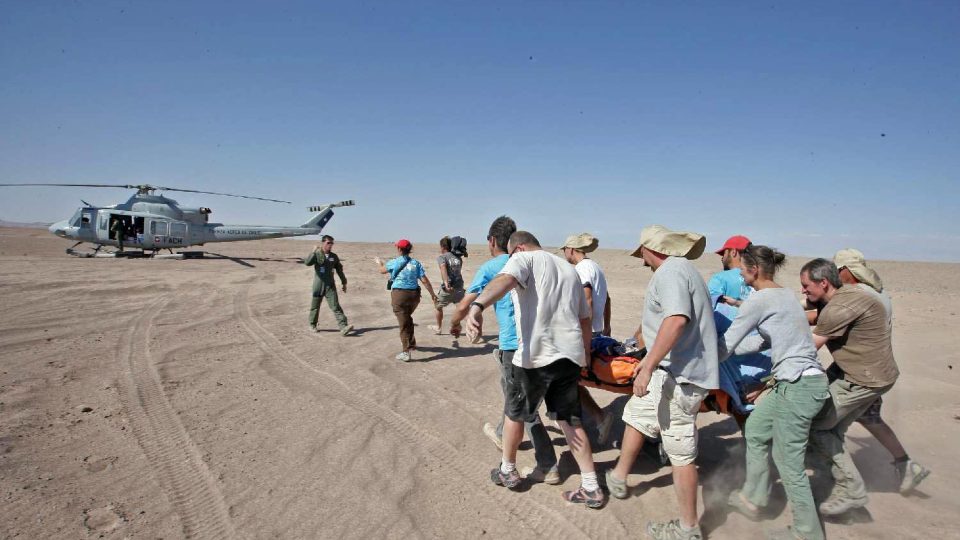 Lékaři odnášejí zraněné do vrtulníku