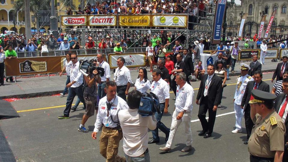 Na rampu přichází peruánský prezident, v džínách