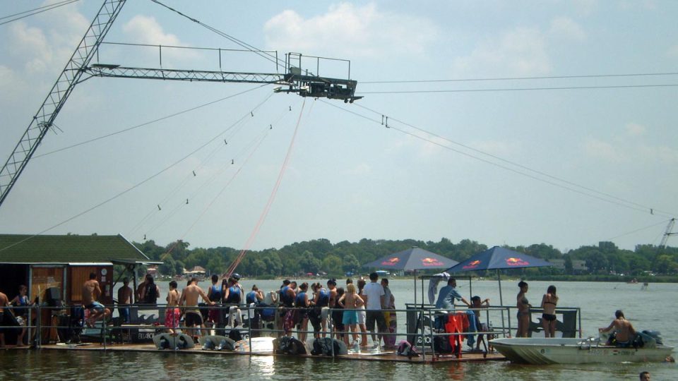 Okolo wakeboardu je rušno