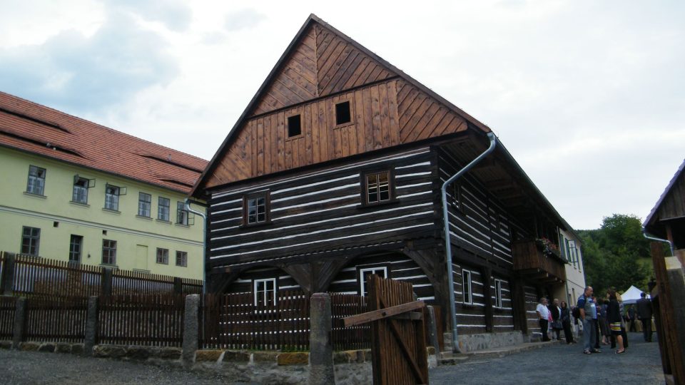 Roubenka z roku 1700 byla původně v Loubí na Českolipsku. Nyní je z ní vzdělávací centrum v Zubrnicích