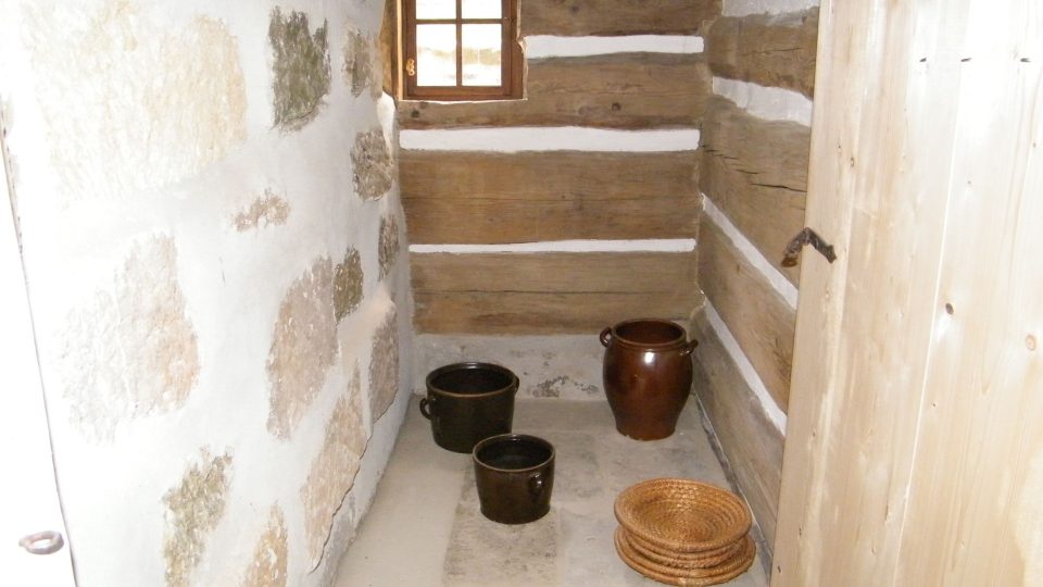 Roubenka z roku 1700 byla původně v Loubí na Českolipsku. Nyní je z ní vzdělávací centrum v Zubrnicích