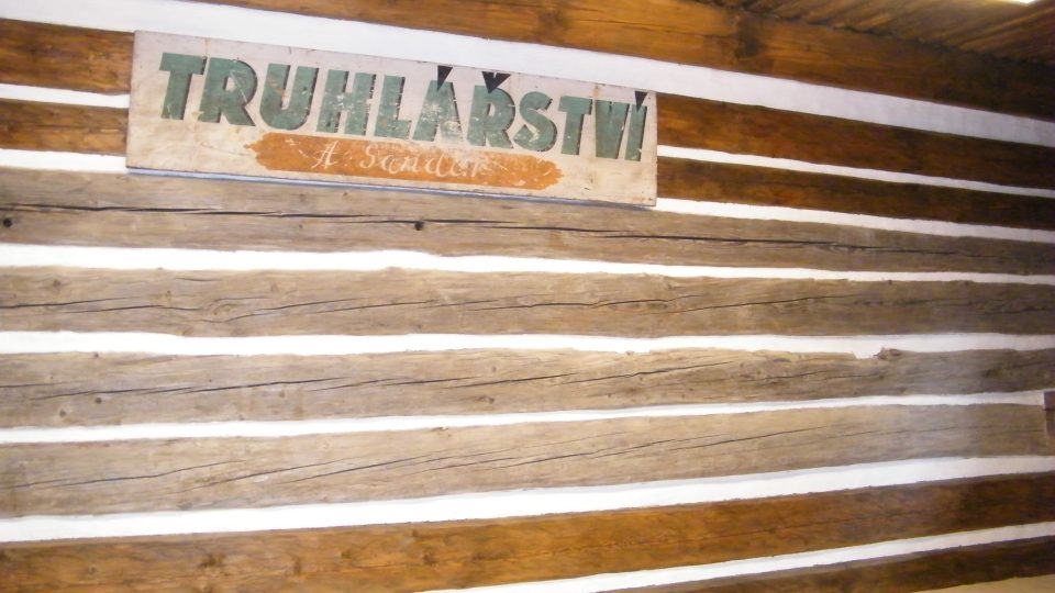 Roubenka z roku 1700 byla původně v Loubí na Českolipsku. Nyní je z ní vzdělávací centrum v Zubrnicích