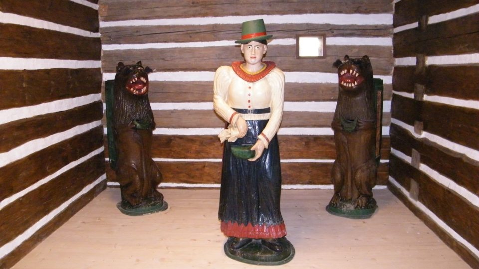 Roubenka z roku 1700 byla původně v Loubí na Českolipsku. Nyní je z ní vzdělávací centrum v Zubrnicích