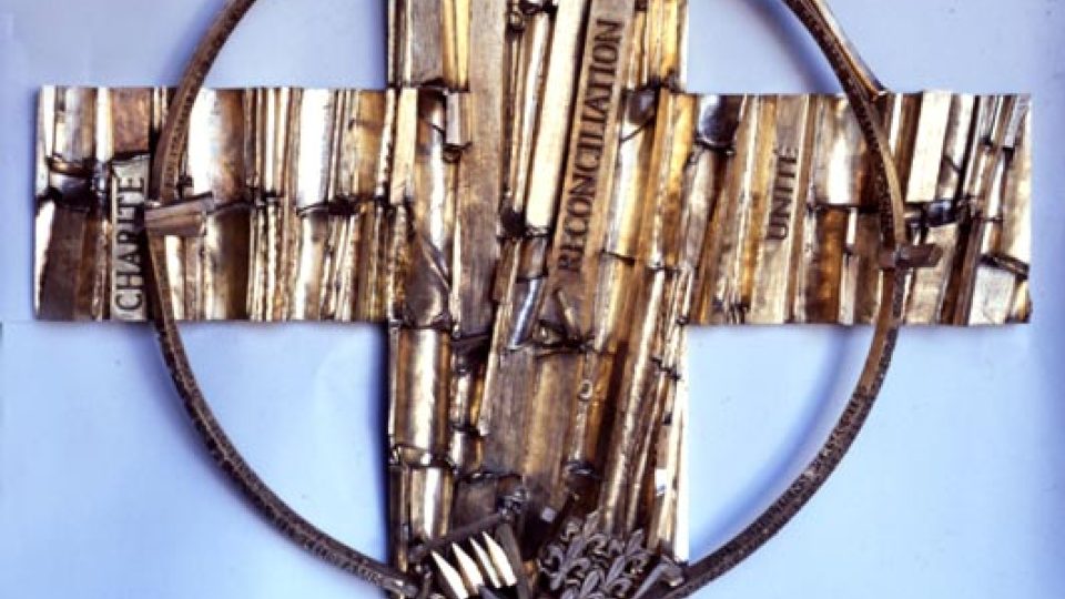 Otmar Oliva: Kříž pro románský kostel ve Vaux sur Seine. Dar versailleskému biskupství za pomoc rodinám pronásledovaných věřících v době komunistické nesvobody, 1993.