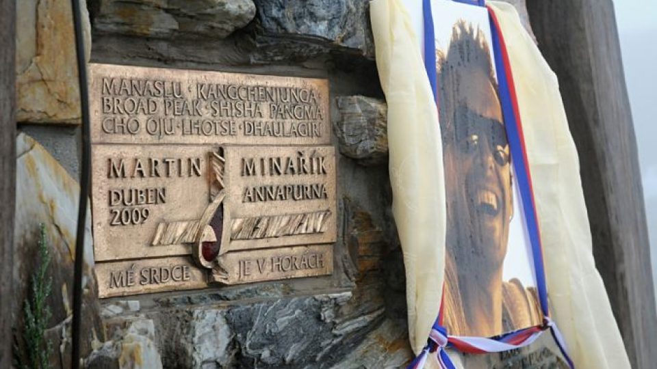 Otmar Oliva: Pamětní deska horolezce Martina Minaříka na Švýcárně, 2010