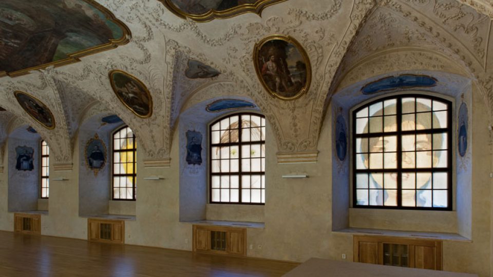 Instalace Woo-ri v refektáři dominikánského kláštera u sv. Jiljí v Praze